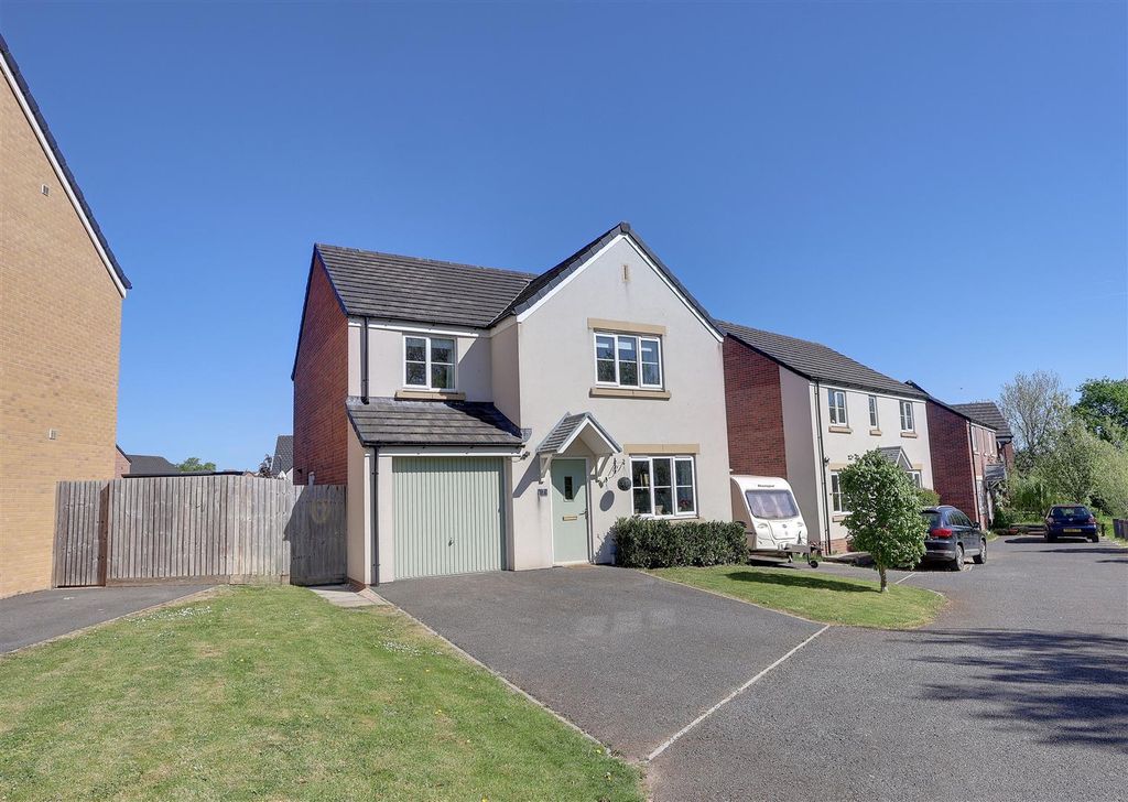 4 bed detached house for saleTown Farm Road, Newent GL18