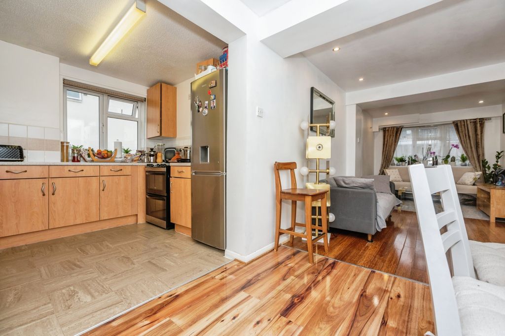 2 bed flat for saleCenturion Way, Purfleet-On-Thames, Essex RM19 photo 4