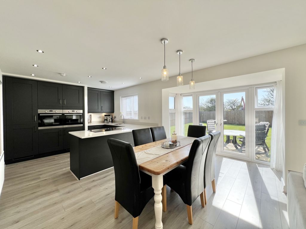 4 bed detached house for saleSpring Lane, Tithe Gardens, Poulton-Le-Fylde FY6 photo 4
