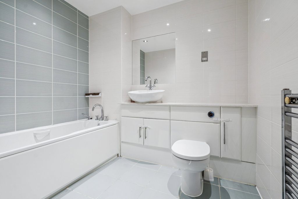 2 bed flat for saleWestfield Park, Hatch End, Pinner HA5 photo 5