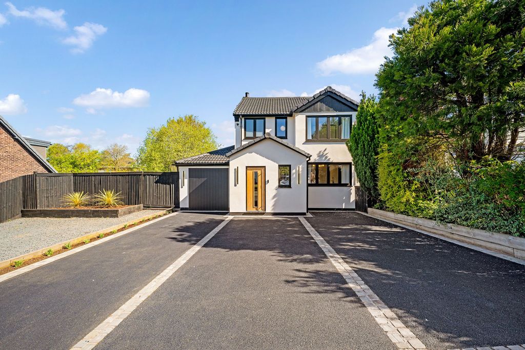 Additional image 2 of 4 bed property for saleChiltern Avenue, Macclesfield SK11