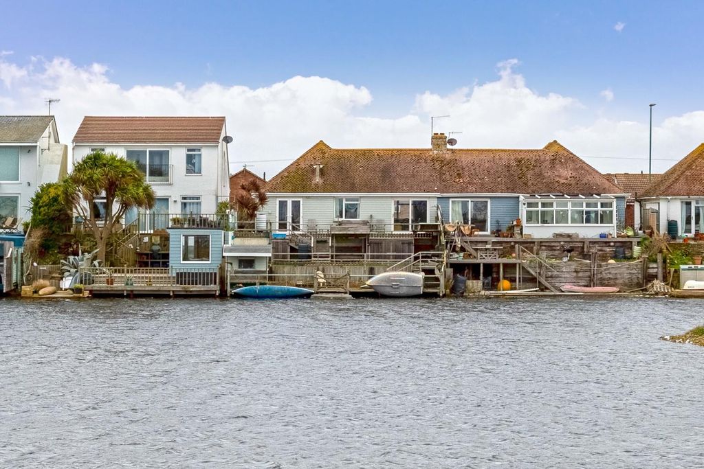 3 bed semi-detached house for saleBrighton Road, Lancing BN15