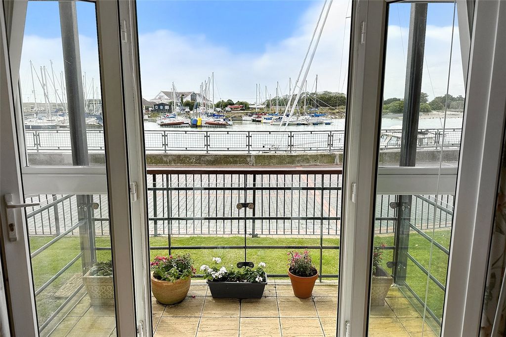 2 bed flat for salePier Road, Littlehampton, West Sussex BN17 photo 4
