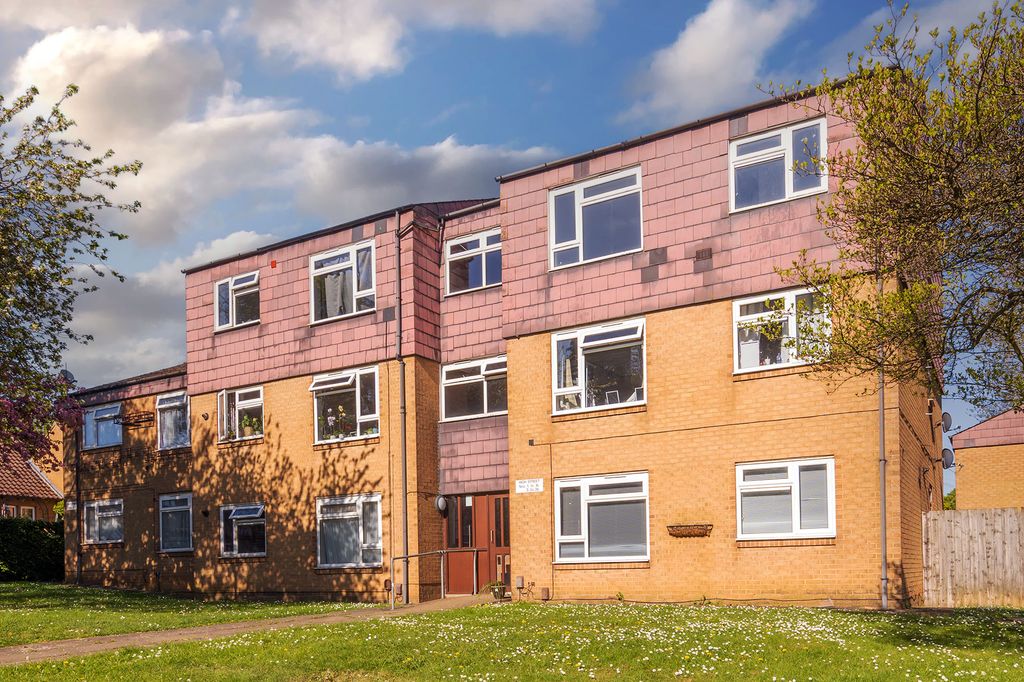 2 bed flat for saleHigh Street, Desborough, Kettering NN14