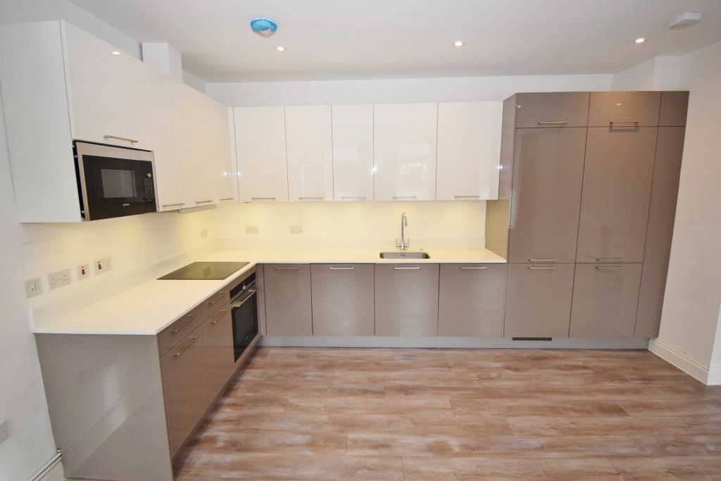 2 bed flat for saleKingsbridge House, Marsh Road, Pinner HA5 photo 3