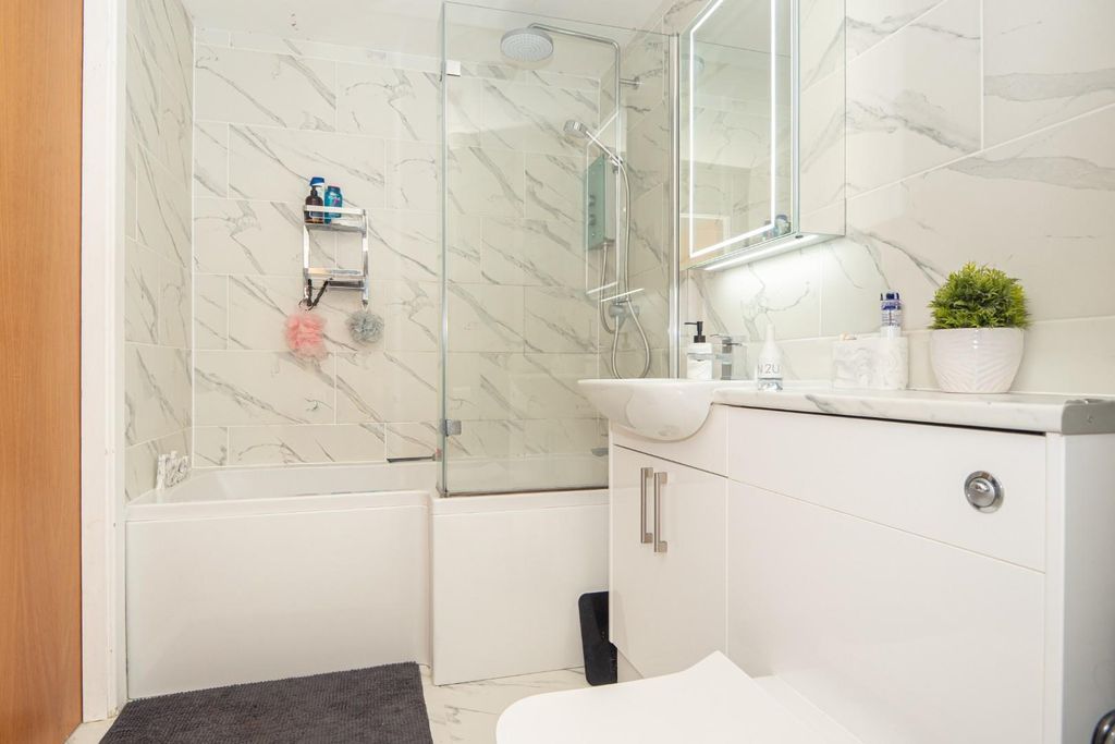 2 bed flat for salePavilion Close, Stanningley, Pudsey LS28 photo 5