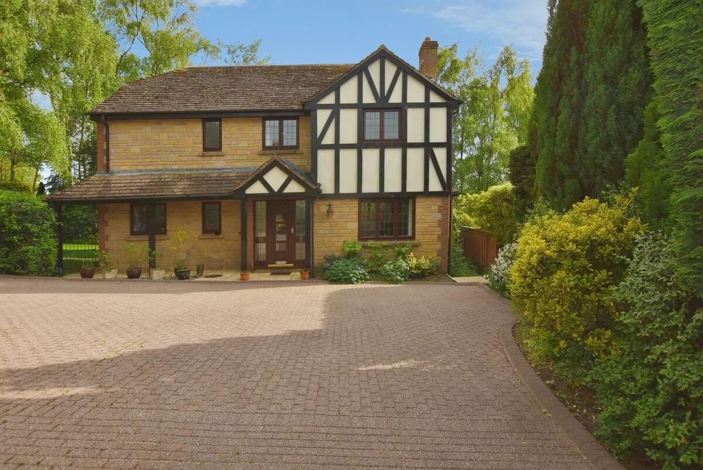 4 bed detached house for saleAspen Drive, Aller Park, Newton Abbot, Devon. TQ12