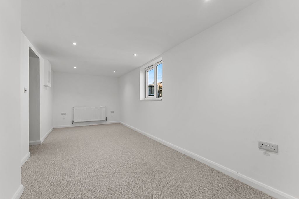 Additional image 19 of 4 bed property for saleChiltern Avenue, Macclesfield SK11