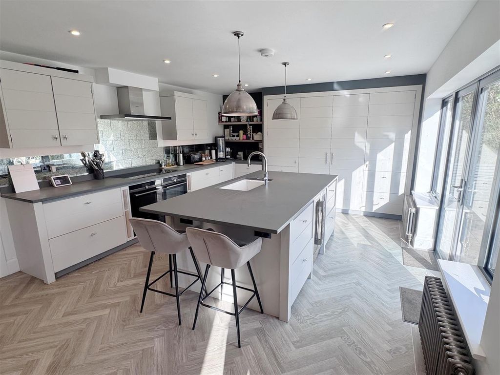 Additional image 7 of 6 bed detached house for saleBuckingham Road, Newbury RG14