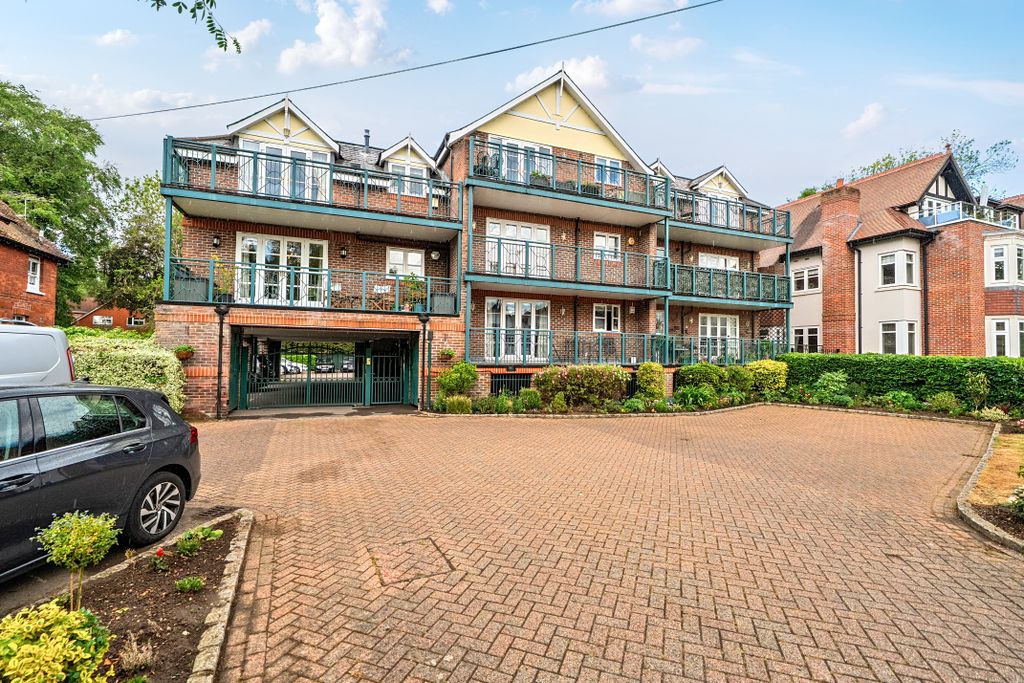 2 bed flat for saleLambourne Court, Ray Mead Road, Maidenhead SL6