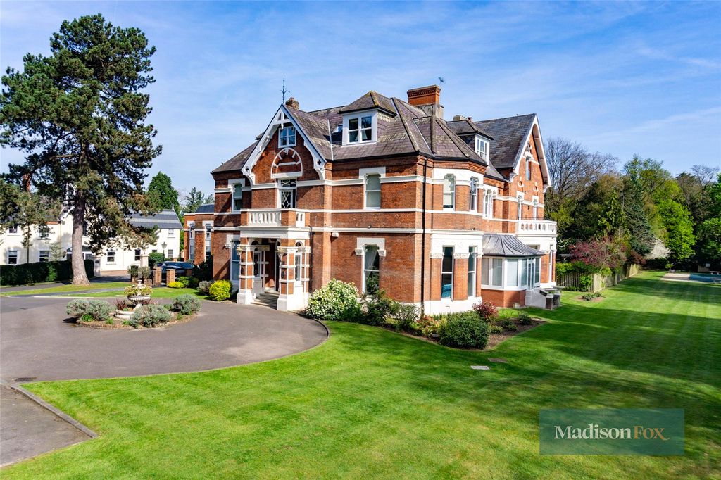 3 bed flat for saleManor Road, Loughton, Essex IG10