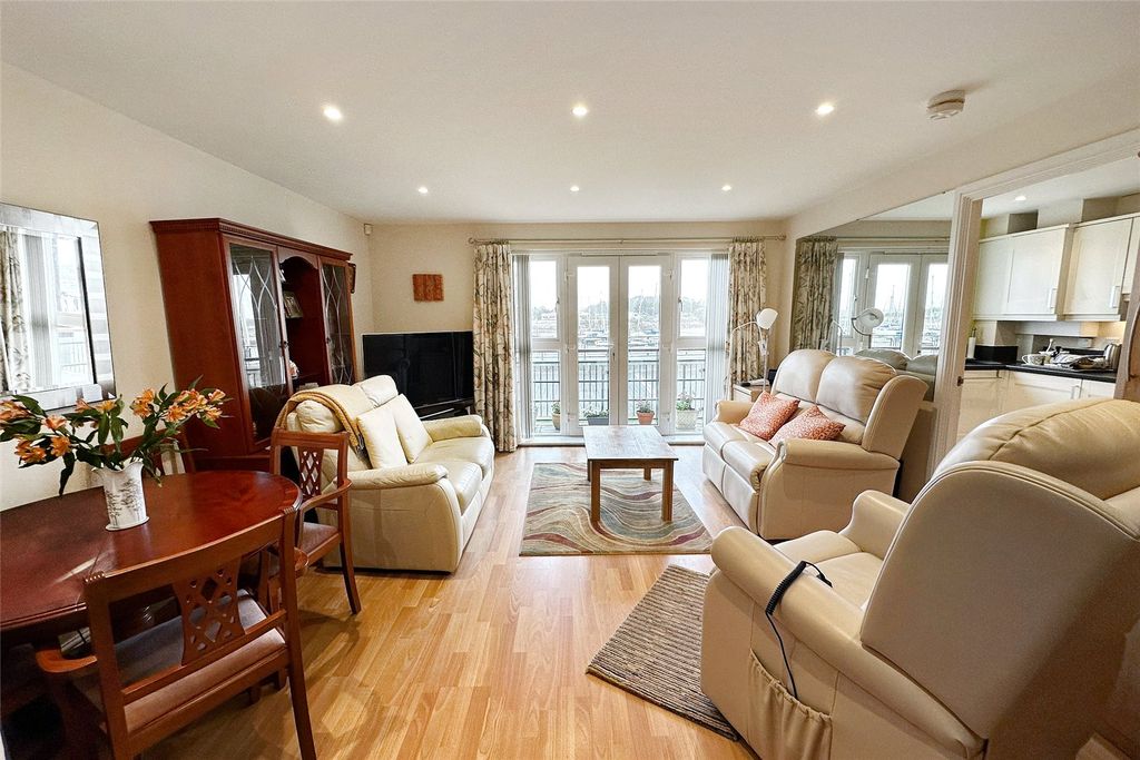 2 bed flat for salePier Road, Littlehampton, West Sussex BN17 photo 2