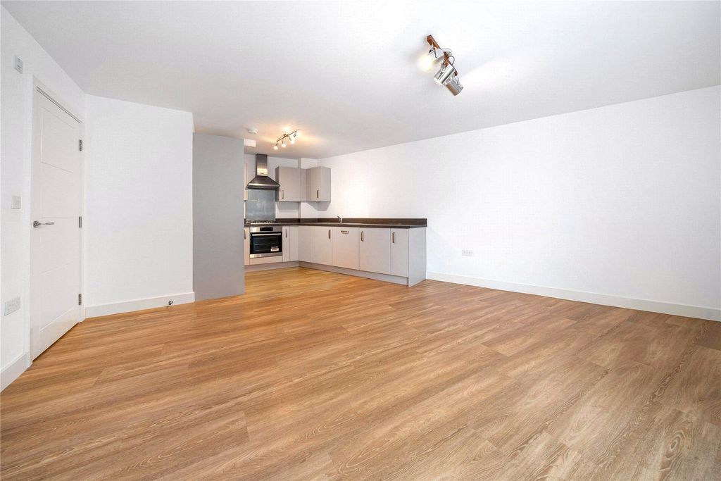 2 bed flat for saleArmistice Gardens, Centenary Way, Penzance, Cornwall TR18 photo 2