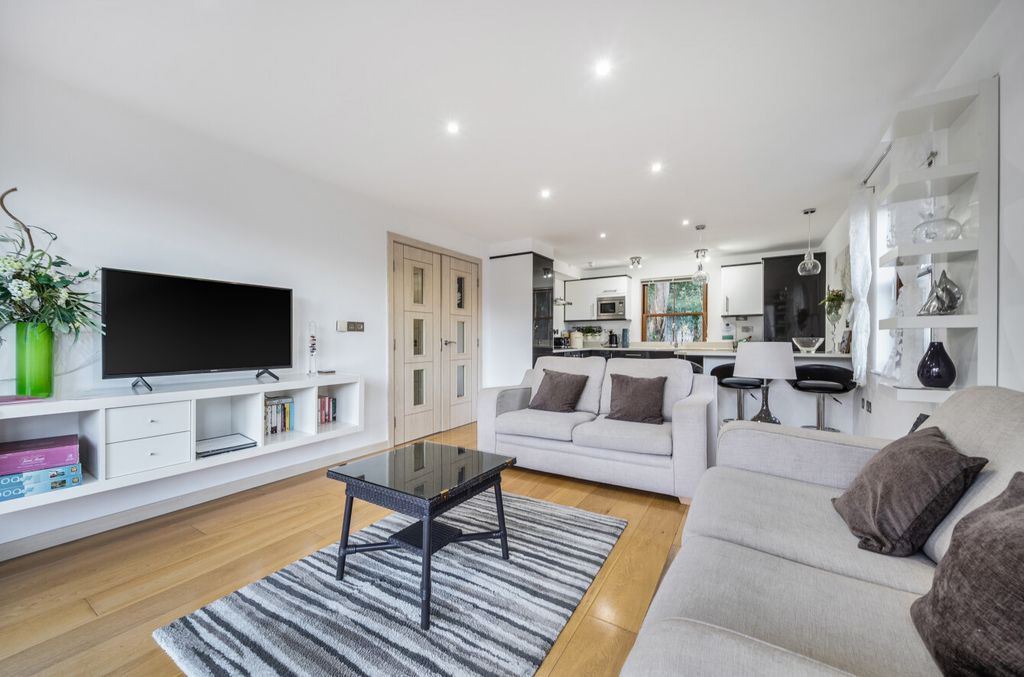 2 bed flat for saleThe Creekside, Looe, Cornwall PL13 photo 2