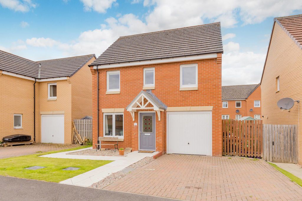 3 bed detached house for sale51 Kittlegairy View, Peebles EH45