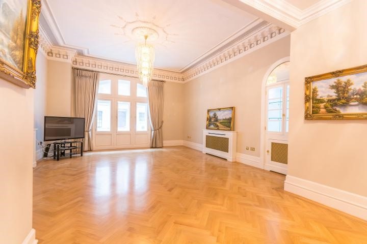 3 Bed Flat, Whitehall Court, SW1A, N1 7GU