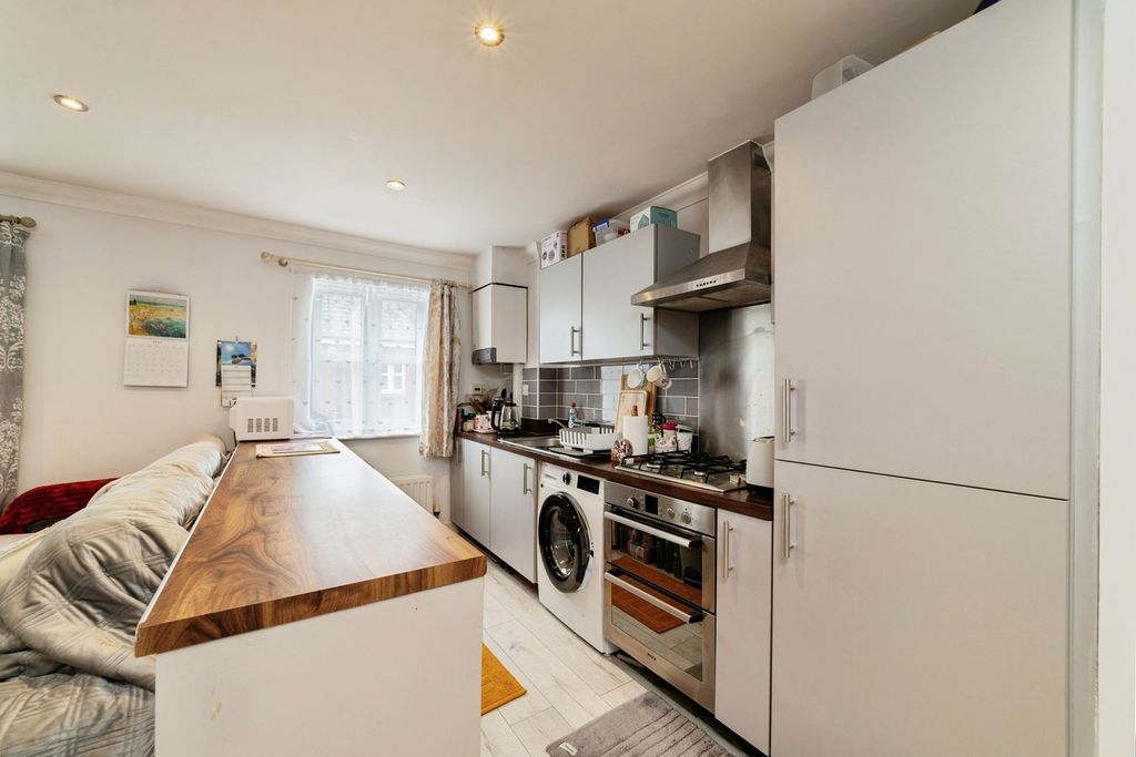 2 bed flat for saleFoundry Close, Melksham SN12 photo 4