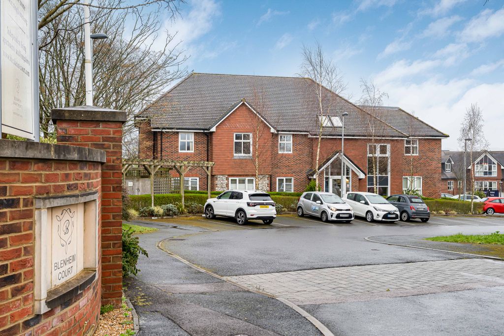 2 bed flat for saleFarnham Road, Liss, Hampshire GU33
