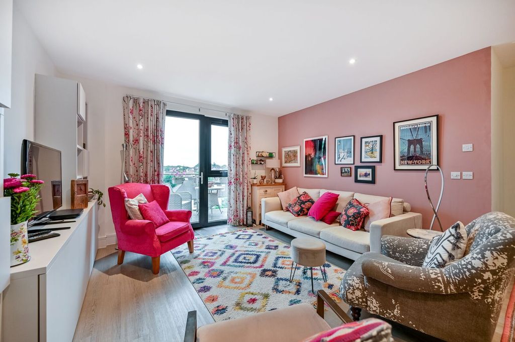 Additional image 2 of 3 bed flat for saleCoombe Road, New Malden KT3
