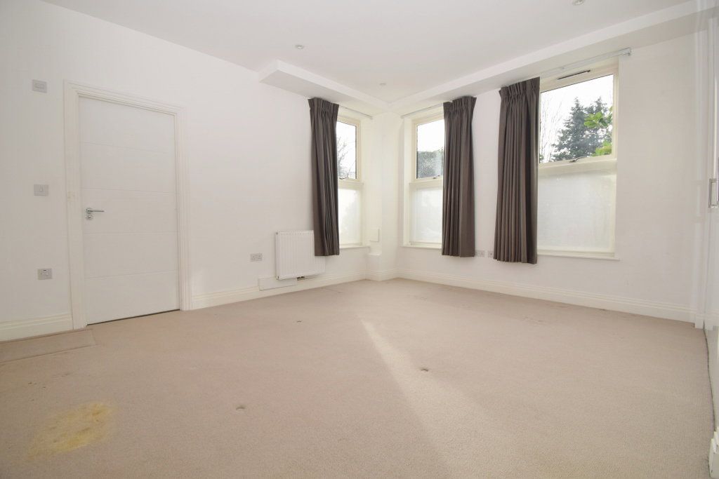 2 bed flat for saleKingsbridge House, Marsh Road, Pinner HA5 photo 4