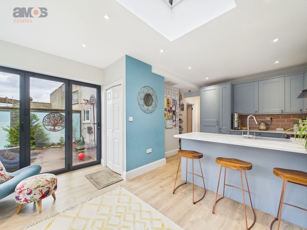 Additional image 11 of 2 bed flat for saleGrand Parade, Leigh-On-Sea SS9