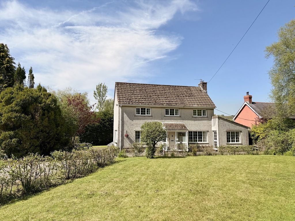 3 bed detached house for saleLlanddeusant, Llangadog, Carmarthenshire. SA19