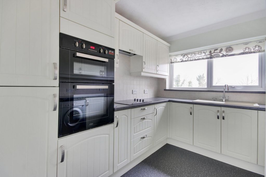 2 bed flat for saleCavendish Square, Bramblefield Estate, Longfield DA3 photo 3