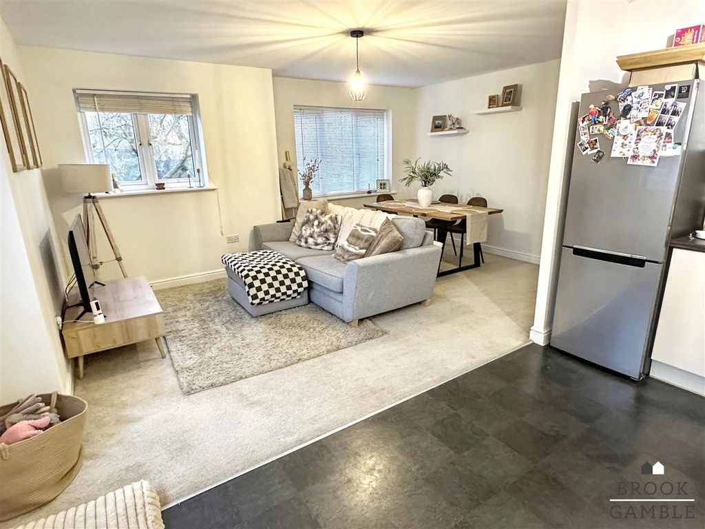 2 bed flat for saleKensington Way, Polegate BN26 photo 5
