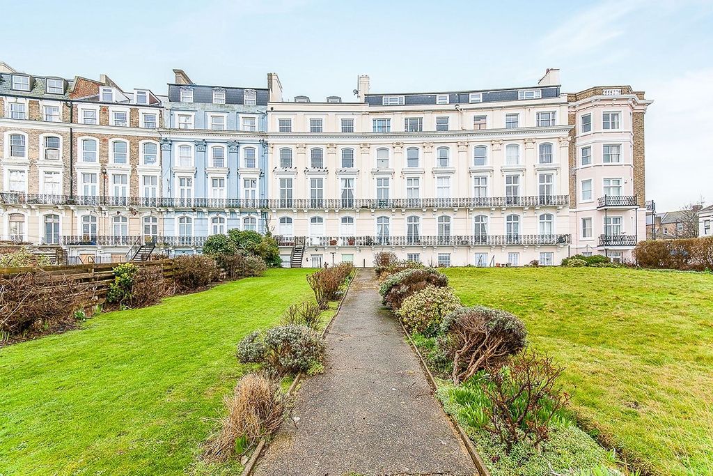 2 bed flat for saleRoyal Crescent, Margate, Kent CT9 photo 2