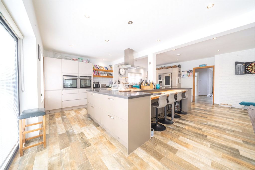 4 bed detached house for saleDittons Road, Polegate, East Sussex BN26 photo 4