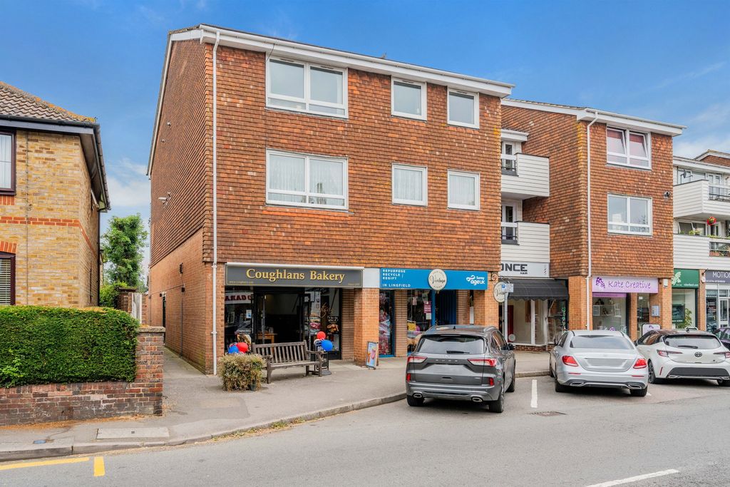 3 bed flat for saleHigh Street, Lingfield RH7