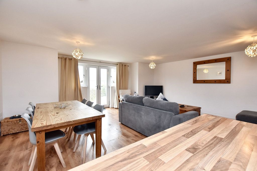 2 bed flat for saleHarbour View, Overlooking Newquay Harbour TR7 photo 4