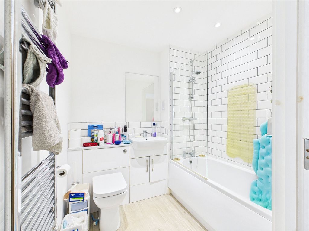 Additional image 5 of 2 bed flat for salePark Green, Macclesfield, Cheshire SK11