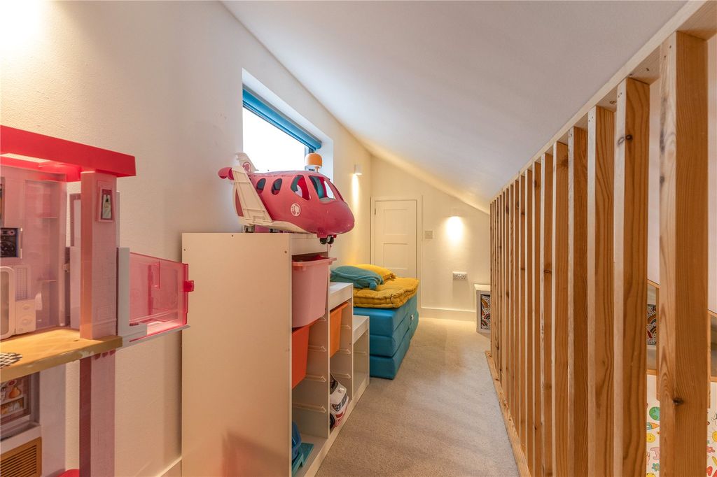 Additional image 20 of 5 bed detached house for saleHeather Gardens, Newbury, Berkshire RG14