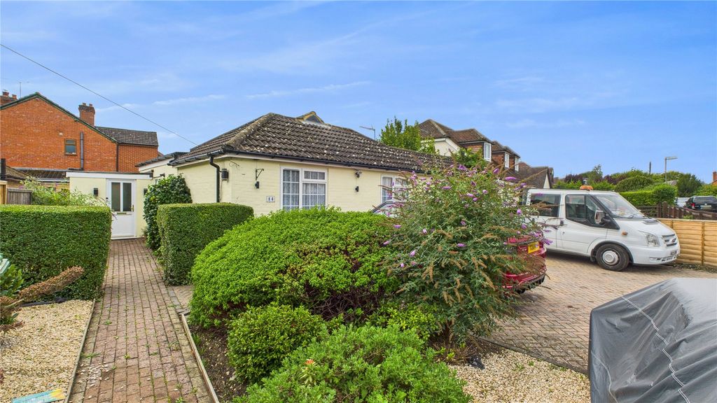 2 bed bungalow for saleLightwater, Surrey GU18