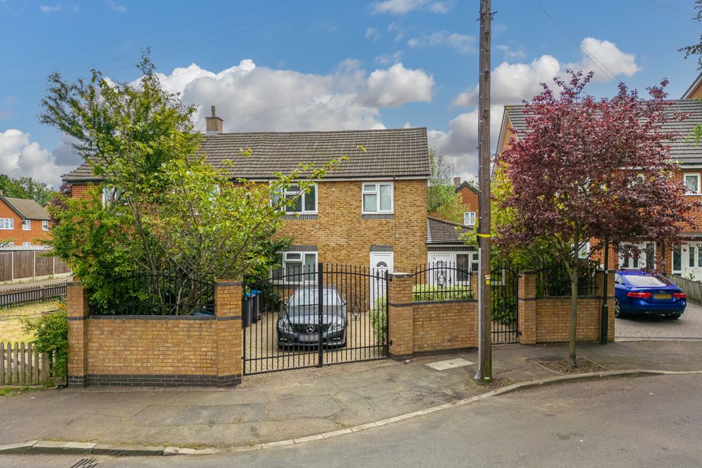 4 bed semi-detached house for saleCarisbrooke Road, Mitcham CR4