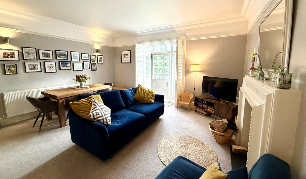 2 bed flat for saleCourt Road, Maidenhead SL6 photo 2