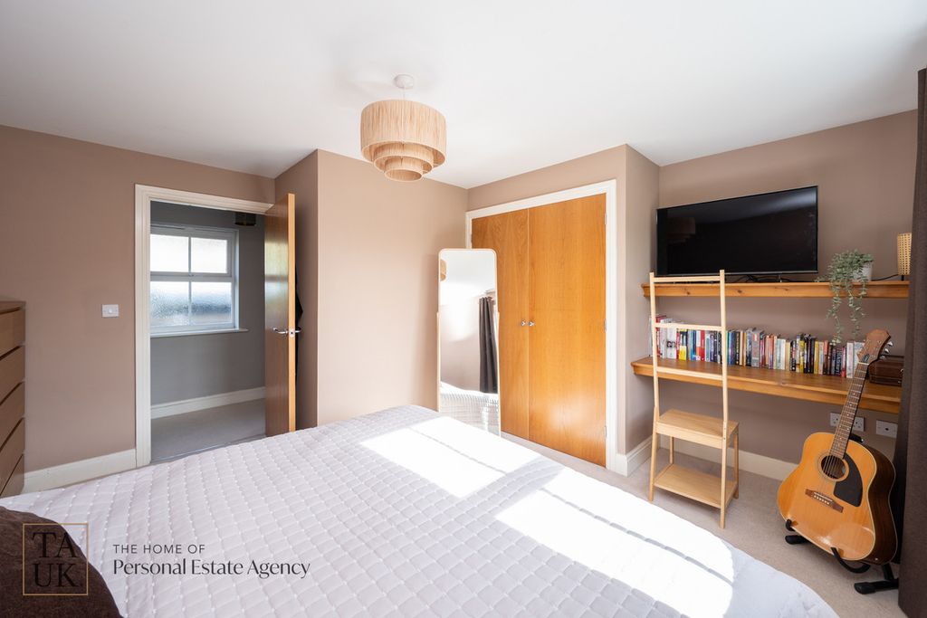 Additional image 8 of 1 bed flat for saleHarwood Close, Pulborough RH20