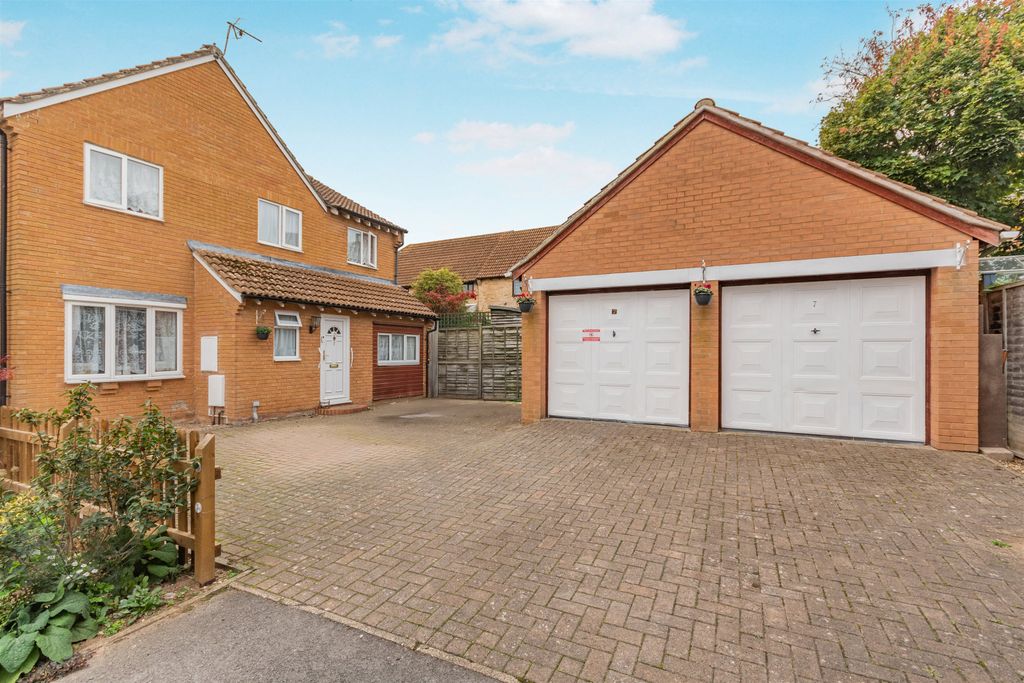 4 bed detached house for saleCoopers Way, Newent, Gloucestershire GL18