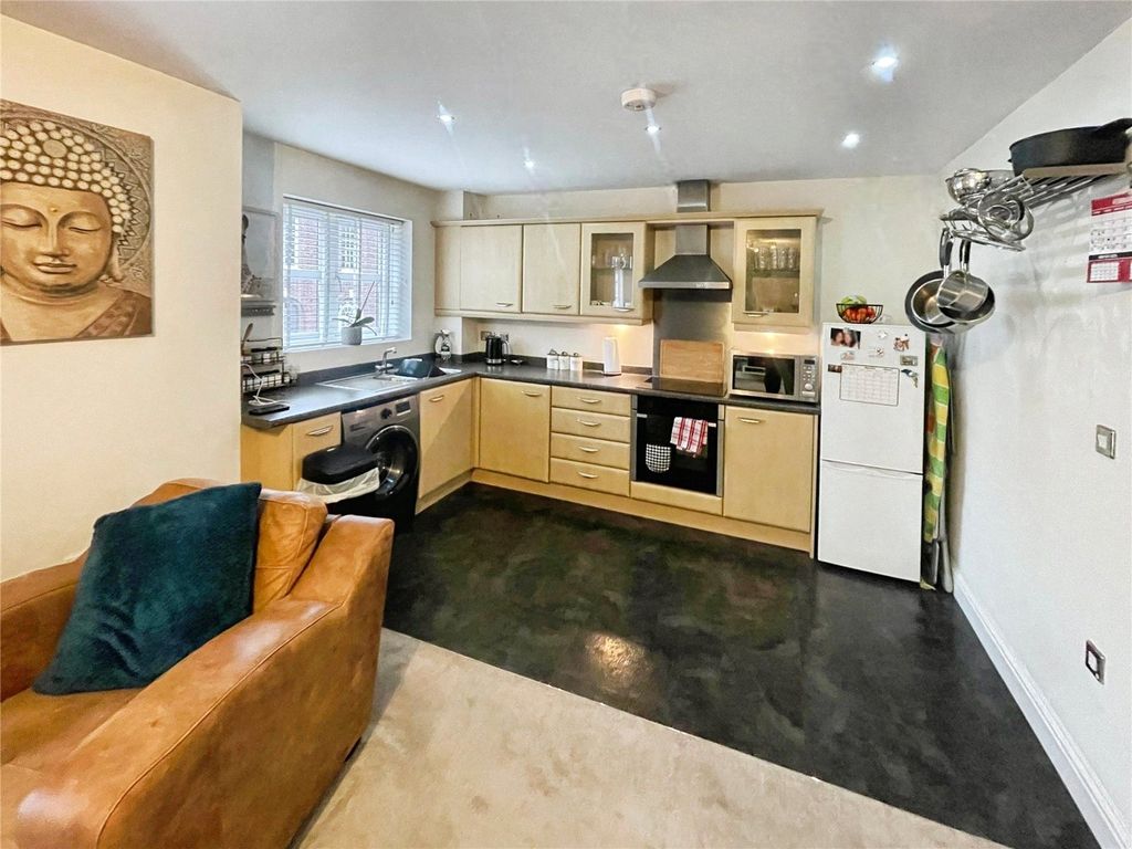 2 bed flat for saleManor Gardens Close, Loughborough, Leicestershire LE11 photo 4