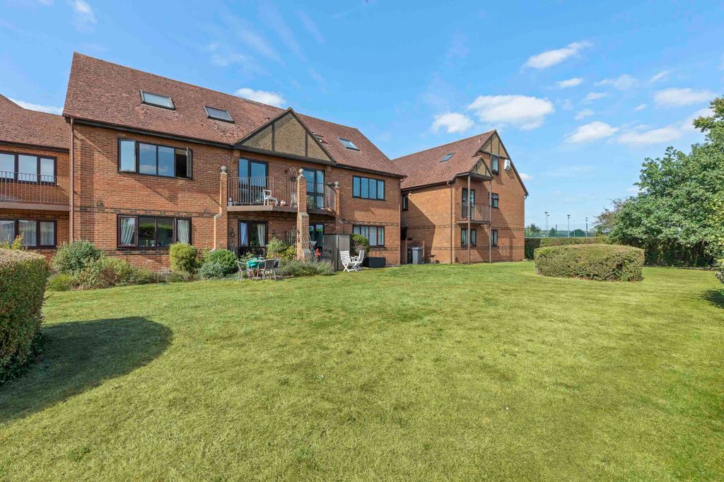 Additional image 2 of 3 bed flat for saleFlat 4, Denton Court, Bobmore Lane, Marlow, Buckinghamshire SL7