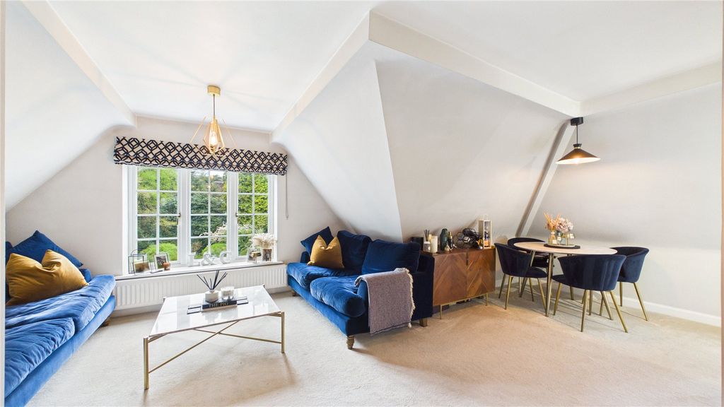 2 bed flat for saleLightwater, Surrey GU18 photo 2