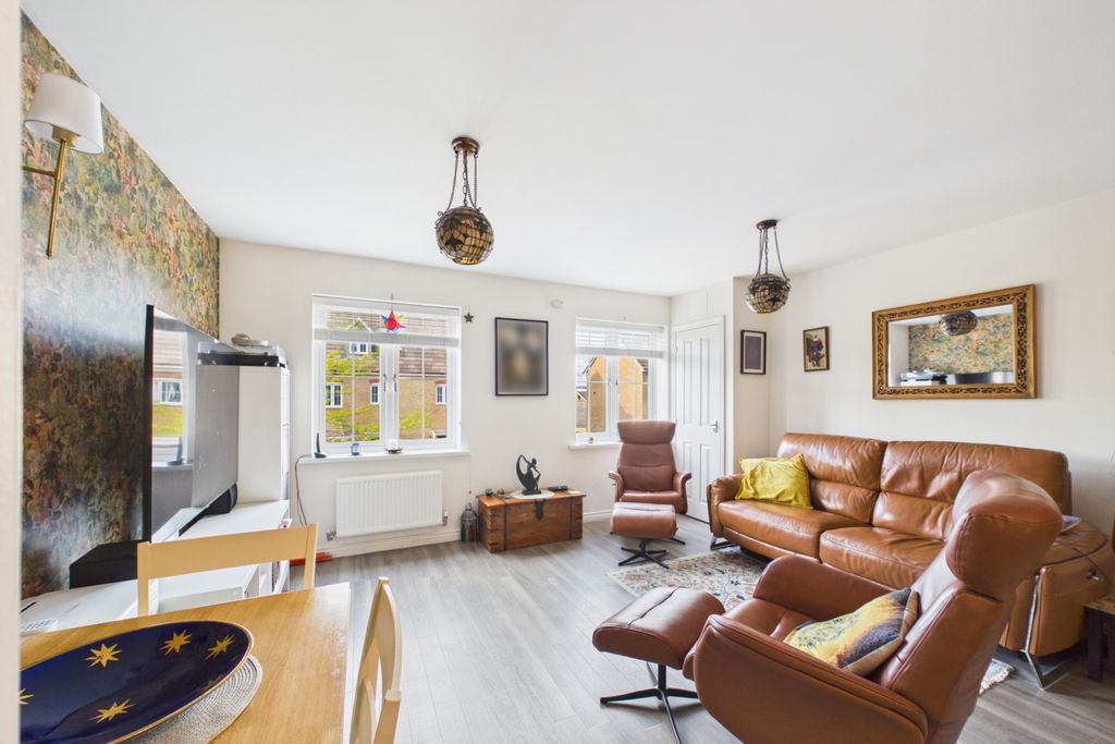 2 bed flat for saleCopia Crescent, Leighton Buzzard LU7 photo 2