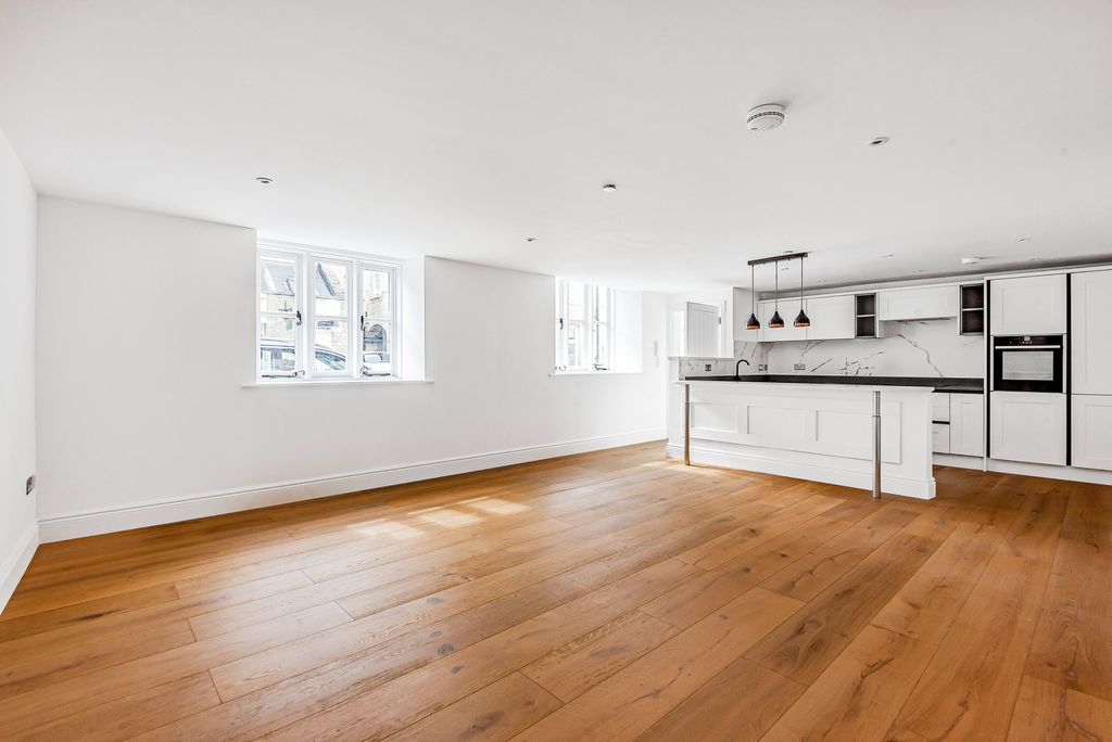 2 bed flat for saleChipping Street, Tetbury GL8