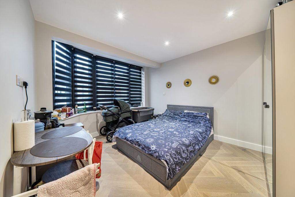 Additional image 6 of 6 bed semi-detached house for saleBriar Crescent, Northolt UB5