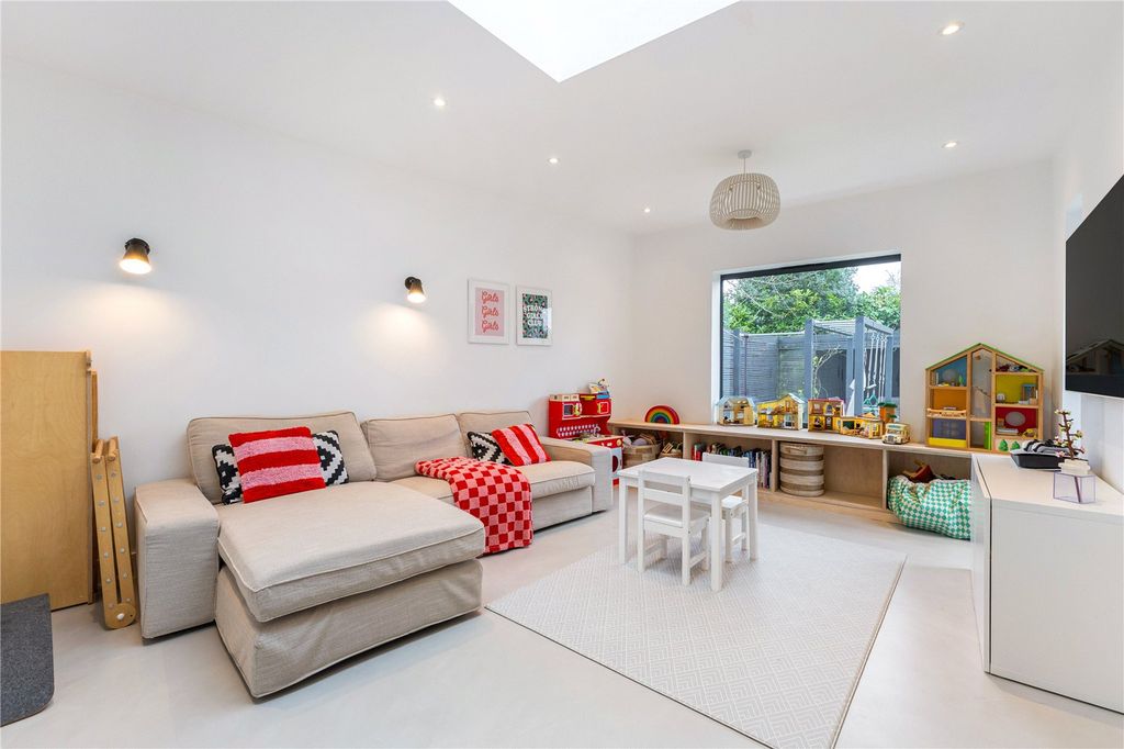 Additional image 9 of 5 bed detached house for saleHeather Gardens, Newbury, Berkshire RG14