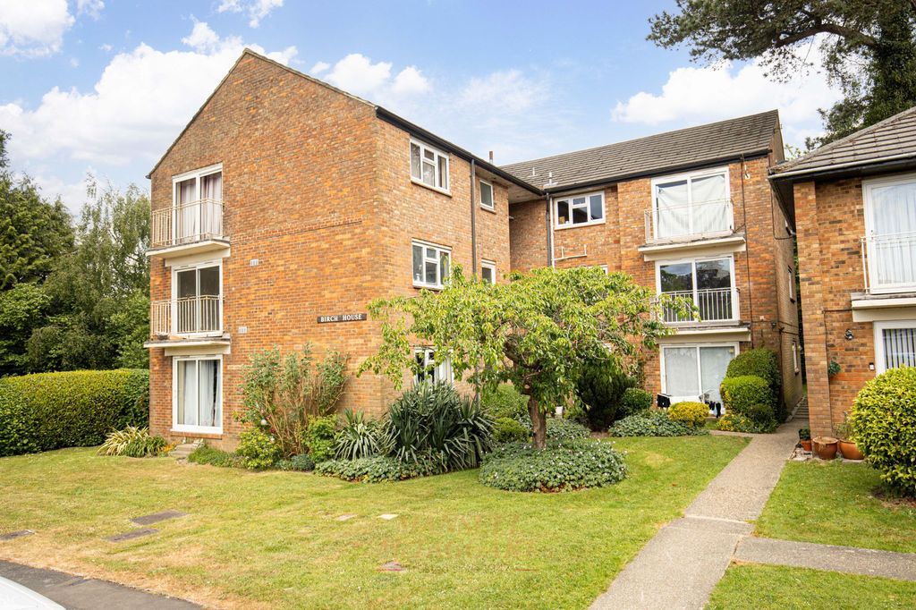 2 bed flat for saleNewlands Crescent, Birch House Newlands Crescent RH19