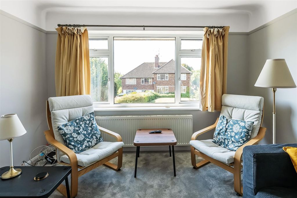 2 bed maisonette for saleMinchin Close, Leatherhead KT22 photo 3