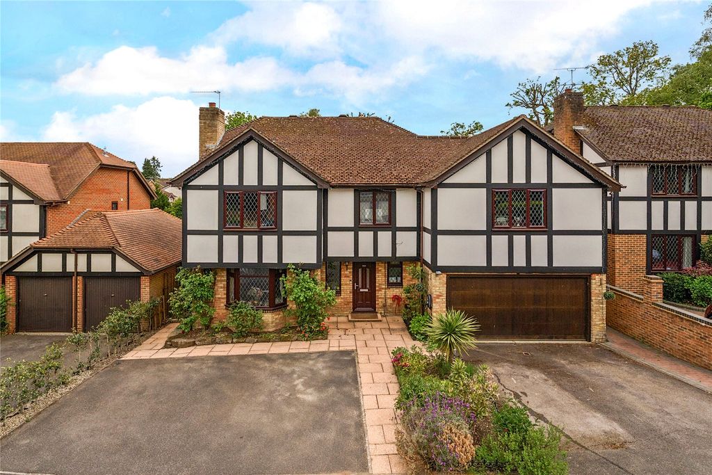 6 bed detached house for saleLightwater, Surrey GU18