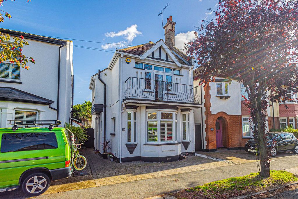Additional image 2 of 3 bed detached house for saleFernleigh Drive, Leigh-On-Sea SS9